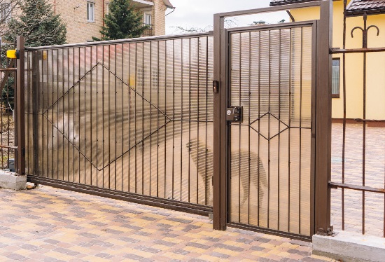 Купить ворота из профлиста с элементами ковки, с металлическими столбами в рамке или под дерево в Карталах от 156180 руб